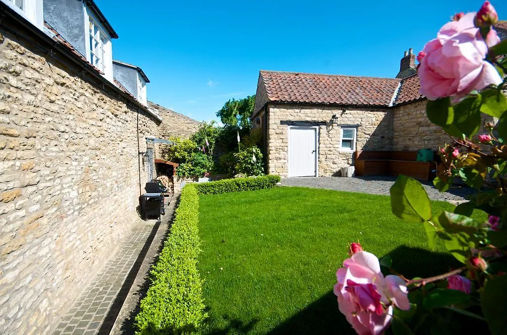 Stunning Yew Tree Cottage Westow Country house