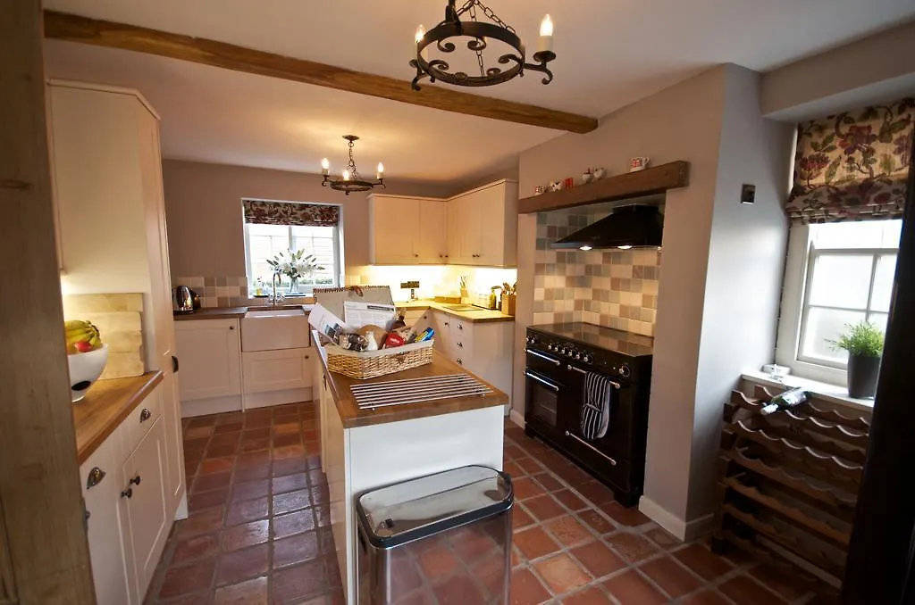 Stunning Yew Tree Cottage Westow Country house