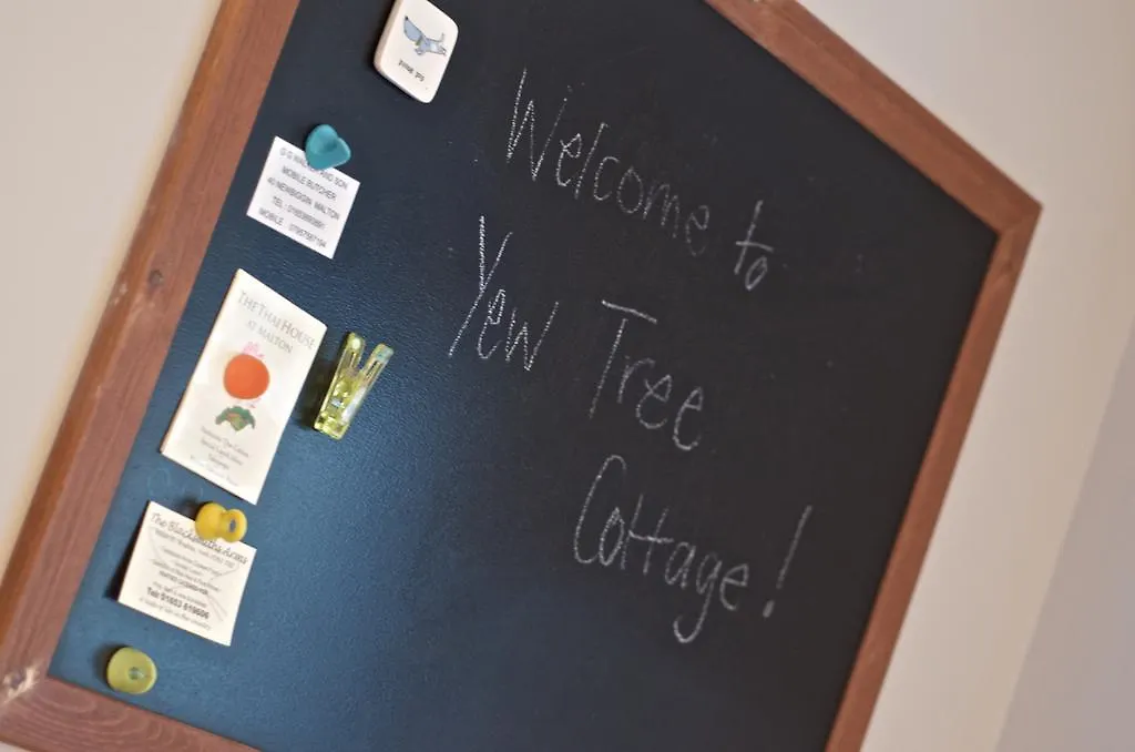 Stunning Yew Tree Cottage Westow Country house